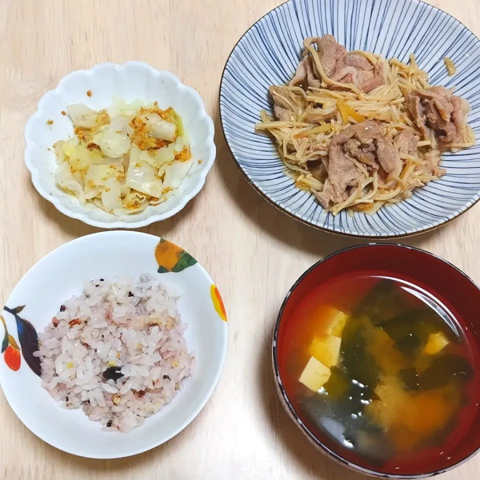 Snapdishの料理写真:2024 0919　豚肉とえのきのレンジしょうが蒸し　梅おかかキャベツ　豆腐とわかめのお味噌汁|いもこ。さん