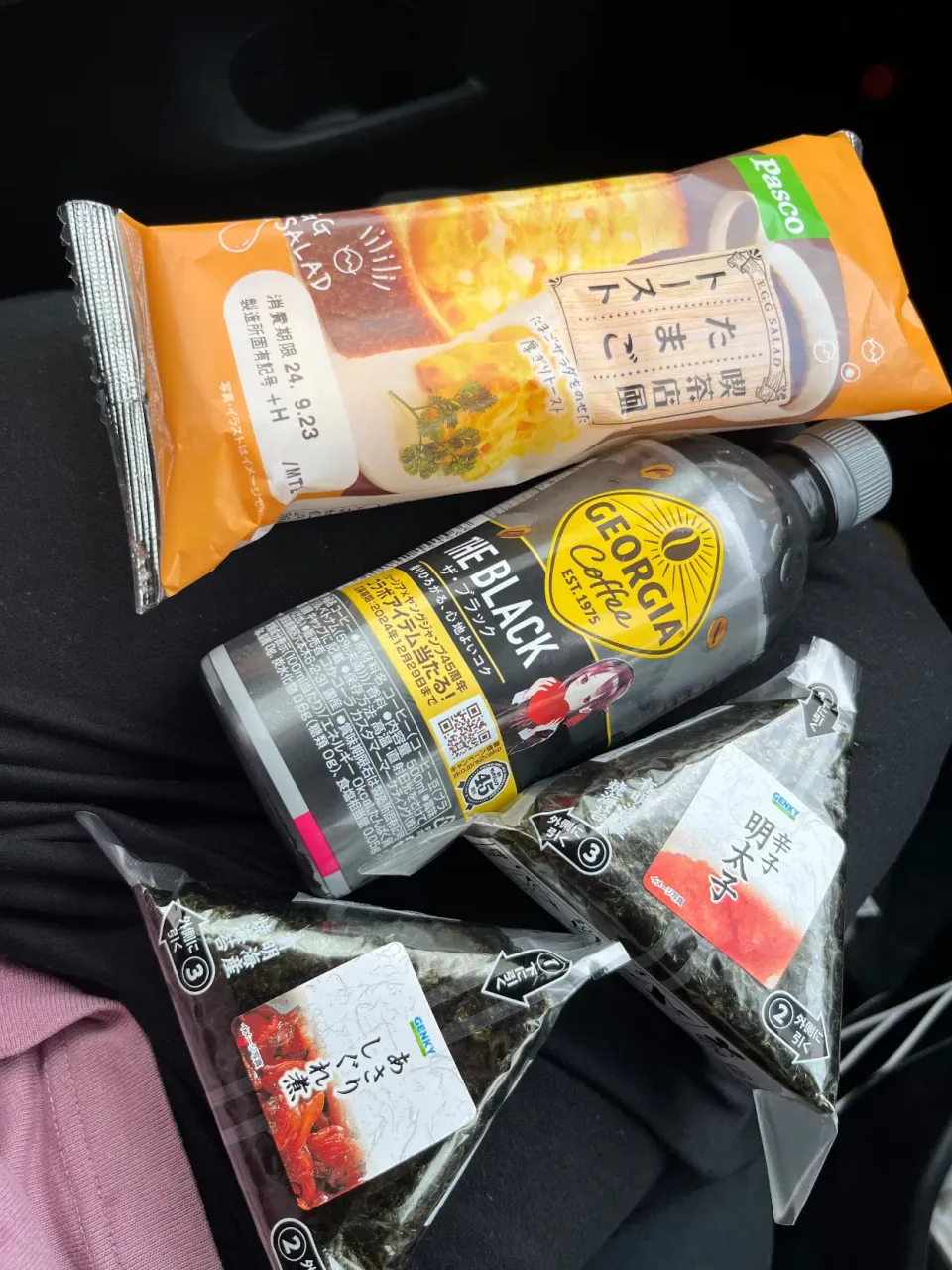 Snapdishの料理写真:お出かけにて久々に普段控えている菓子パンやおにぎりを🍙|モモ&ハーブmama🐰🐹🐢🐠❤️さん