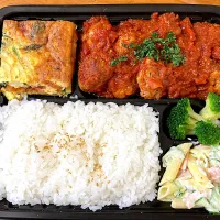 Snapdishの料理写真:お弁当〜♬.*ﾟ  ☆ミートボール☆イタリアンオムレツ☆マカロニサラダ☆ブロッコリーの漬物| mugiさん