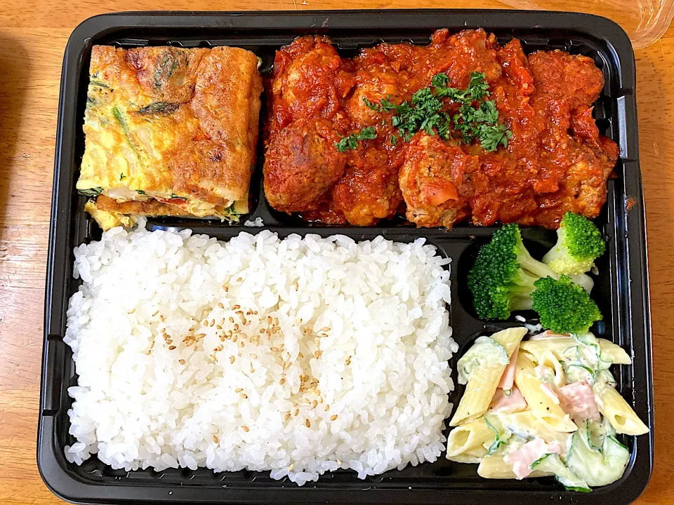 お弁当〜♬.*ﾟ  ☆ミートボール☆イタリアンオムレツ☆マカロニサラダ☆ブロッコリーの漬物|mugiさん