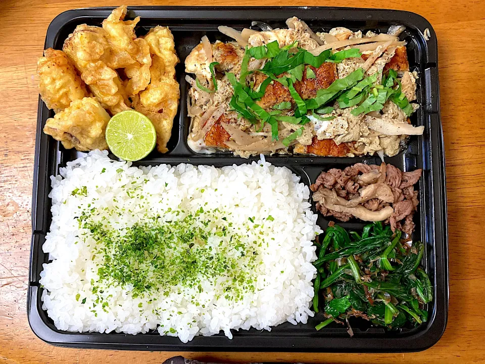 Snapdishの料理写真:お弁当〜♬.*ﾟ  ☆ウナギの柳川風☆竹輪とさつまいもの天麩羅☆ほうれん草のお浸し☆きのこ炒め|mugiさん