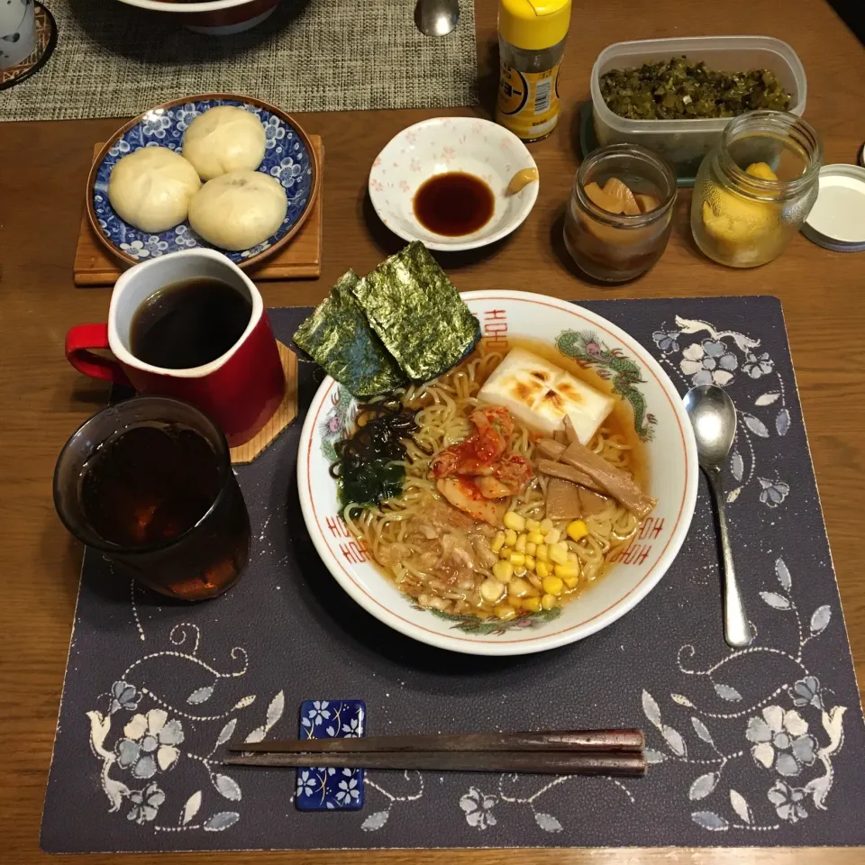 特製ラーメン、豚まん、高菜漬け、沢庵2種、レギュラーホットコーヒー、麦茶(昼飯)|enarinさん