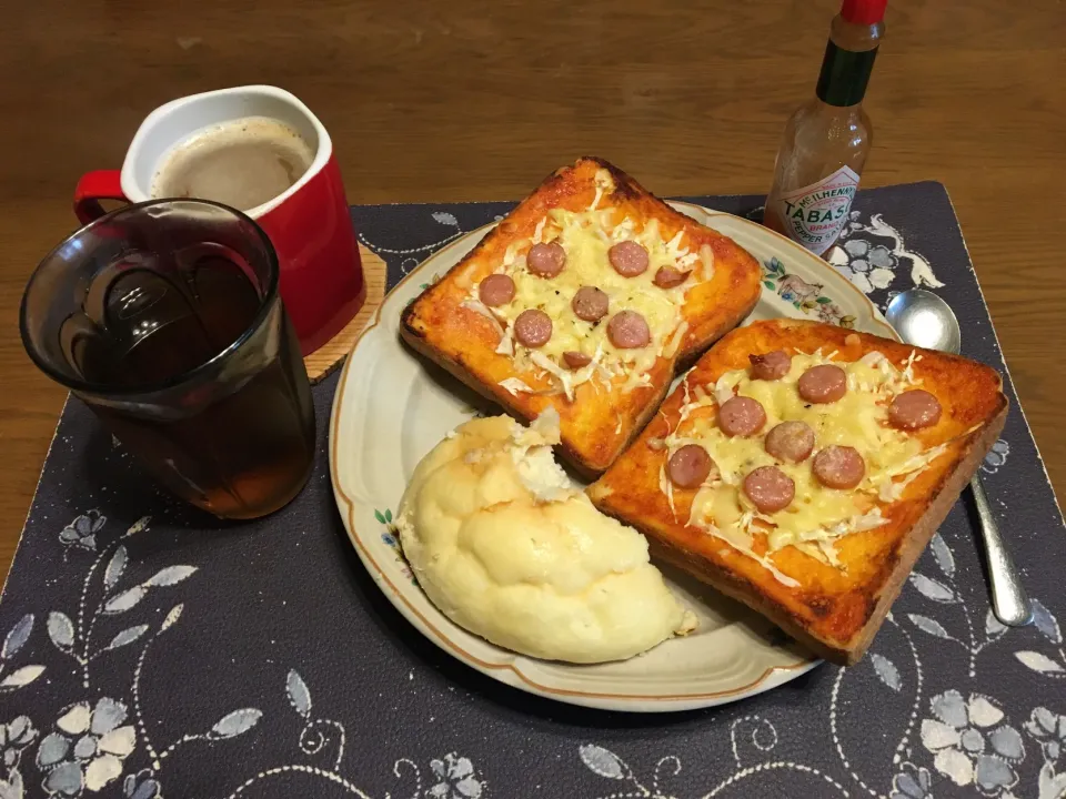 ガーリックピザトースト、メロンパン、レギュラーホットコーヒー、麦茶(朝ご飯)|enarinさん