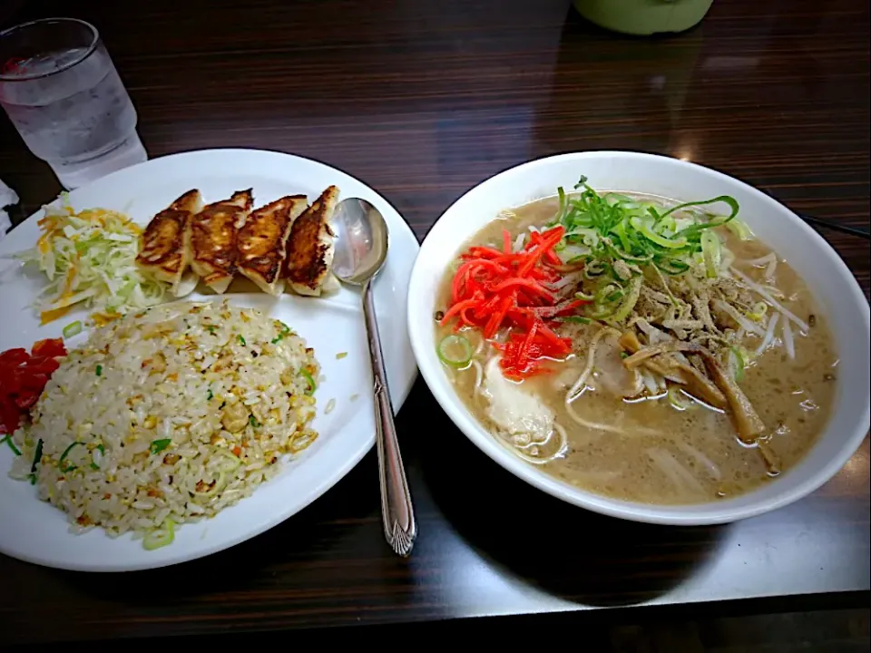 お隣宇部市は炭鉱の街なのでラーメン文化の街 一休 宇部新川のラーメンセット|🐈⸒⸒⸒⸒つるのダンス🐈🐾さん