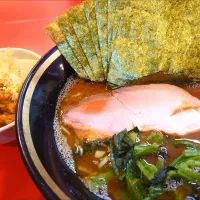 Snapdishの料理写真:【2023年10月創業】 
横濱家系ラーメン 野中家 
ミニラーメン (750円、 麺やわらかめ/味うすめ/油少なめ) 
＋のり (5枚、100円) 
＋ライス2杯 (食い放題、100円) 
＠大塚4分 
24246 (264,927)