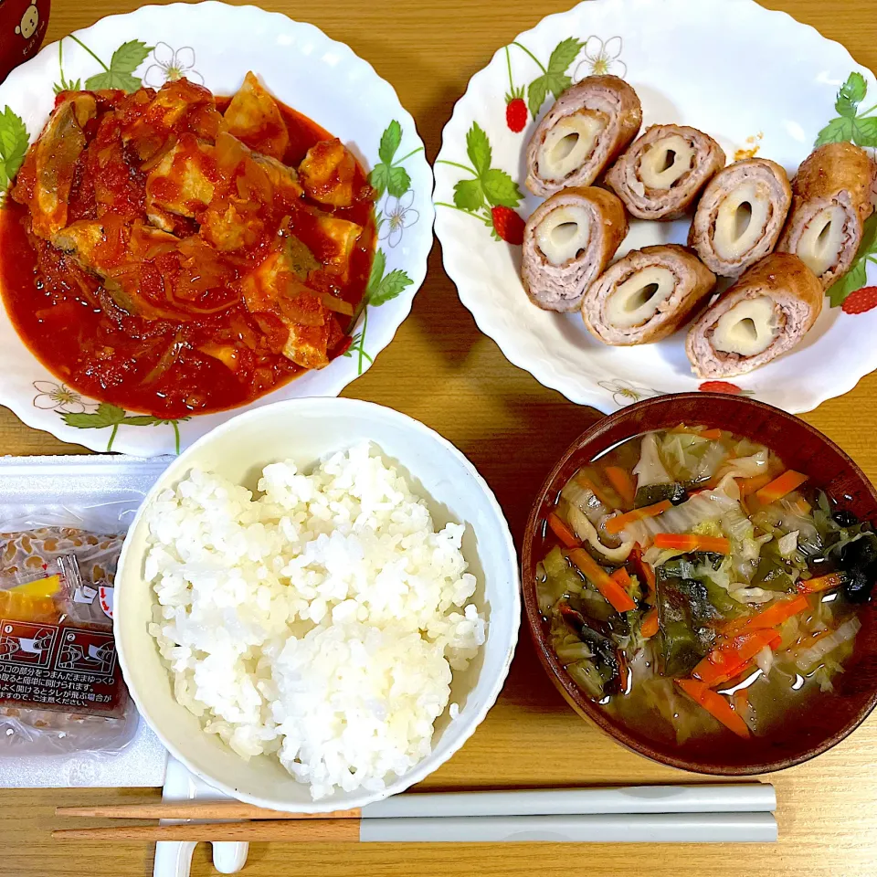 Snapdishの料理写真:晩ご飯🥢はブリのトマト煮込み、ちくわの豚肉巻き、野菜たっぷり味噌汁と納豆です😋|Kahoさん