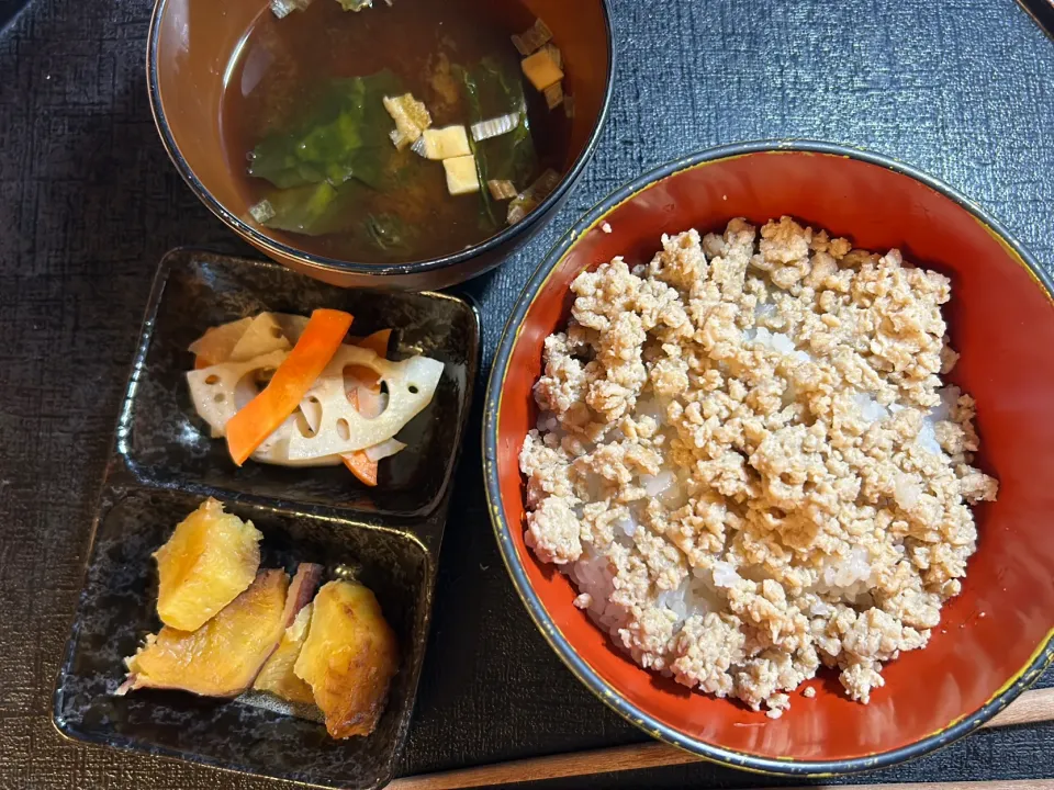 Snapdishの料理写真:鶏そぼろ丼|バジルママさん