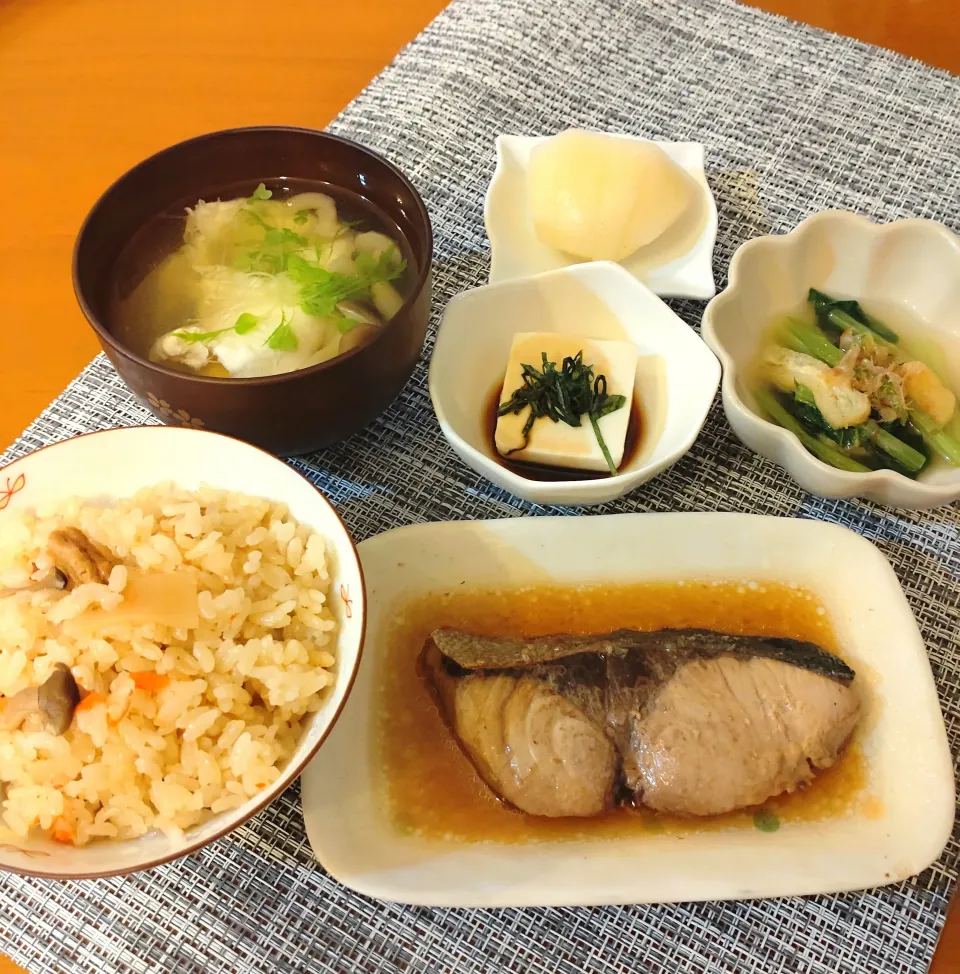 ☆炊き込みご飯　☆ぶり照り焼き　☆小松菜煮びたし　☆プチ豆腐　☆すまし汁　☆梨|chikakoさん