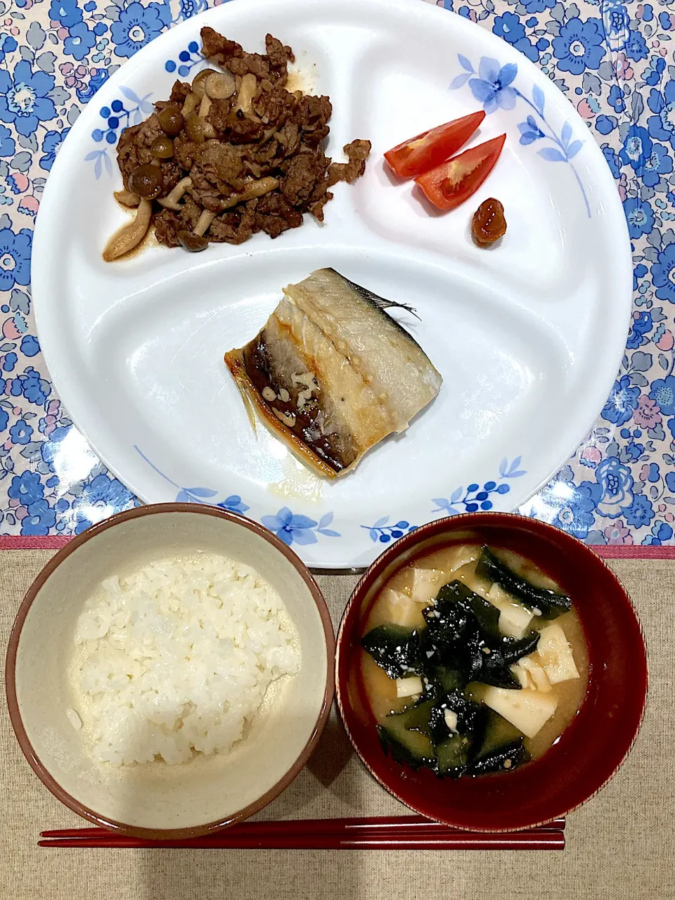 鯖の塩焼きと牛肉しめじ甘辛炒め|おしゃべり献立さん