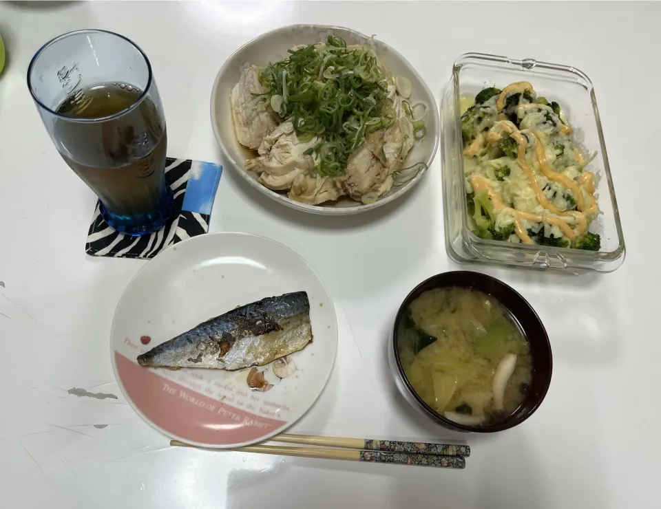 Snapdishの料理写真:晩御飯☆ブロッコリーの明太マヨチーズ焼き☆鯖の塩焼き☆鶏むねチャーシュー葱まみれ☆みそ汁（キャベツ・しめじ・小松菜）|Saharaさん