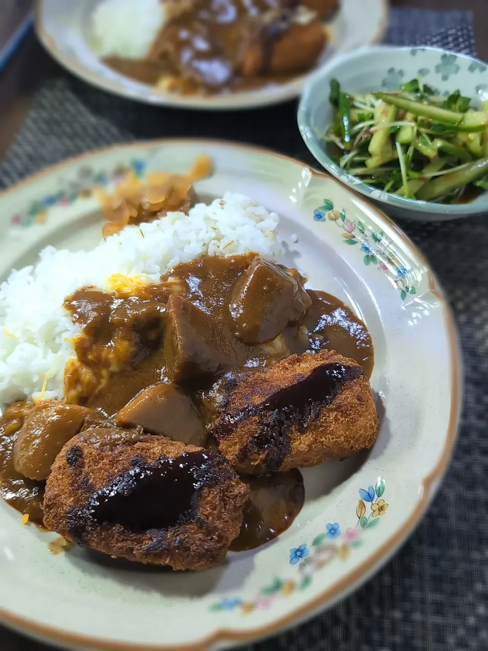 Snapdishの料理写真:クリームコロッケカレーライス＆キュウリとカイワレのサラダ|テケテケさん