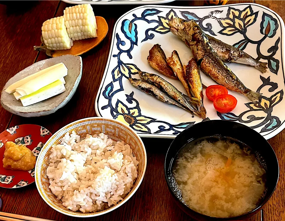 Snapdishの料理写真:晩ごはん♯無頭ハタハタ♯うるめいわし♯平子いわし♯まこもだけ♯とうもろこし🌽|小松菜さん