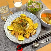 Snapdishの料理写真:ゴロゴロ鮭とレモンのパスタ|waicaさん