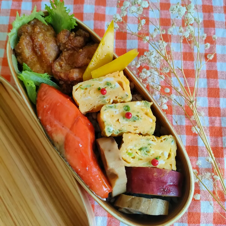 Snapdishの料理写真:今日のわっぱご飯

唐揚げ弁当
　鶏の唐揚げ
　だし巻き玉子
　鮭の塩焼き

美味しくできました✨|ふかふかごはんさん