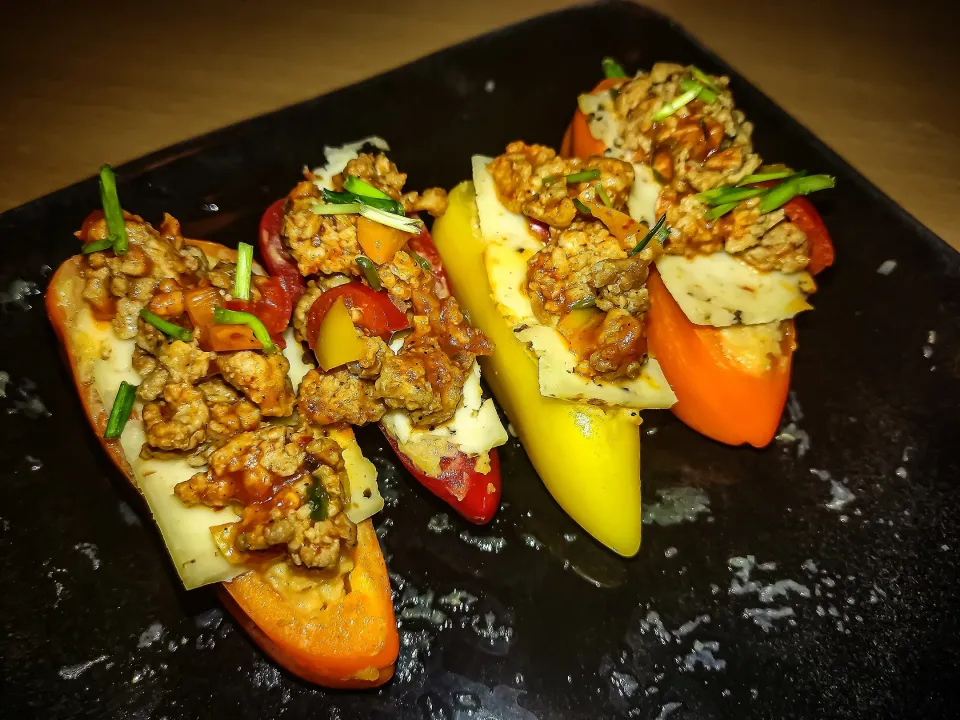 Filled mini peppers with meat, cheese and potatoes|Poll Morrisさん