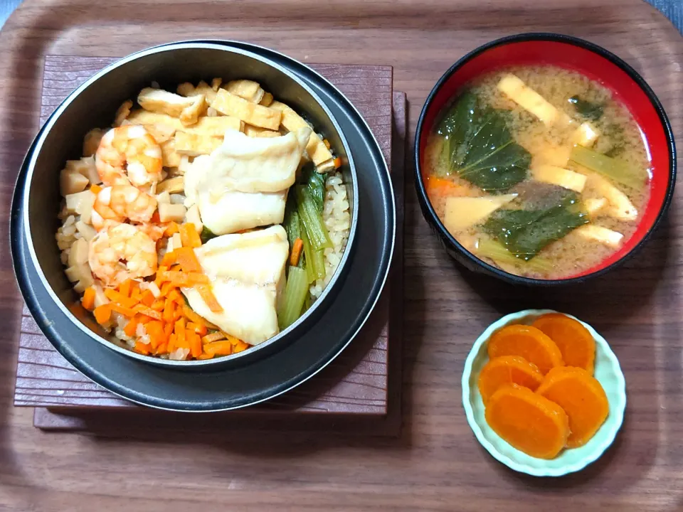 今日の朝ごはん（ふぐ五目釜めしに、野菜ときのこのみそ汁、たくあん）|Mars＠釜飯作り研究中さん