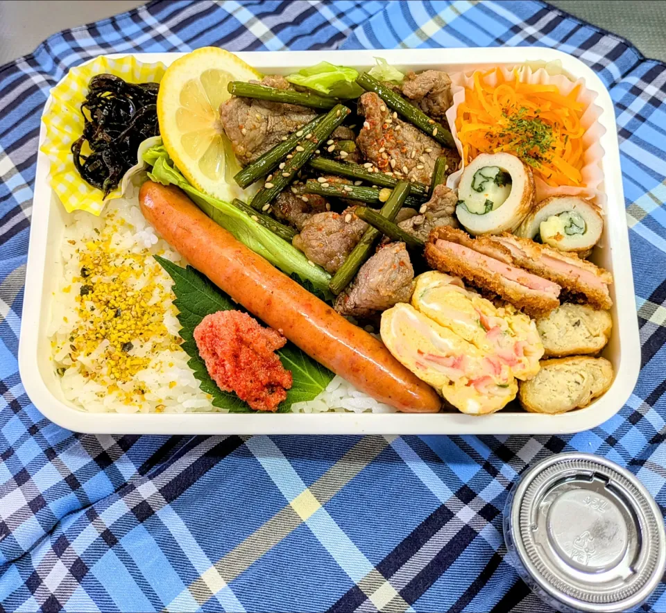 Snapdishの料理写真:本日の日替わり弁当

①牛ミスジ焼き肉とニンニクの芽  
②長〜いウインナー
③ちくわ巻き（大葉・チーズ）
④ハム＆チーズカツ
⑤鶏皮餃子
⑥いつもの厚焼きたまご
⑦キャロットジンジャー
⑧ご飯のお供  しそ昆布＆ふりかけ＆明太子

    彩りとお口さっぱり用のレモン|TakeBooさん