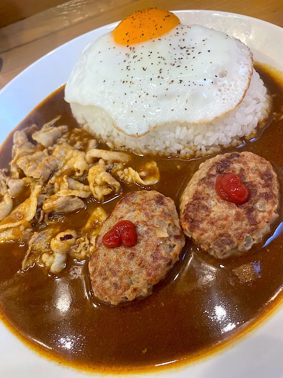 豚しゃぶハンバーグ目玉焼きカレー！|Tomyさん