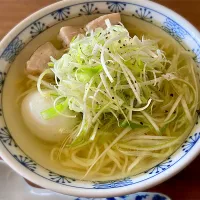 Snapdishの料理写真:塩ラーメン  昨晩の残りの煮豚とゆで卵、白髪ネギをトッピング  煮豚を煮た際の煮汁を伸ばしてスープにしました(ベースは日清ラ王の柚子塩)|リフルシャッフルさん