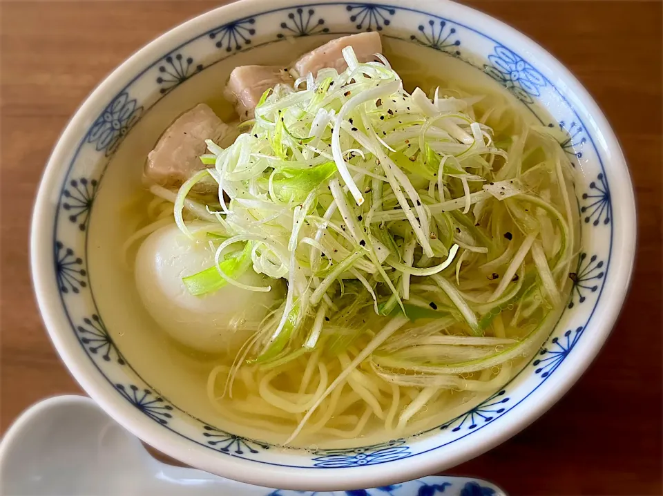 塩ラーメン  昨晩の残りの煮豚とゆで卵、白髪ネギをトッピング  煮豚を煮た際の煮汁を伸ばしてスープにしました(ベースは日清ラ王の柚子塩)|リフルシャッフルさん