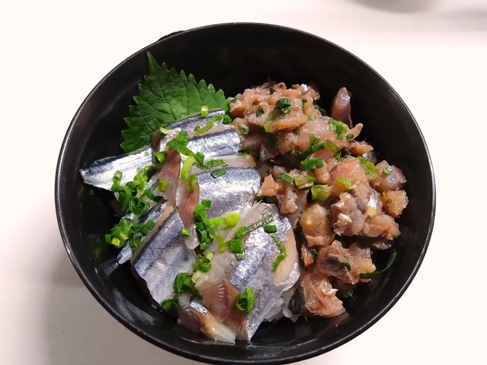 Snapdishの料理写真:秋刀魚とイワシのたたき丼|秀美«シュウビ»さん