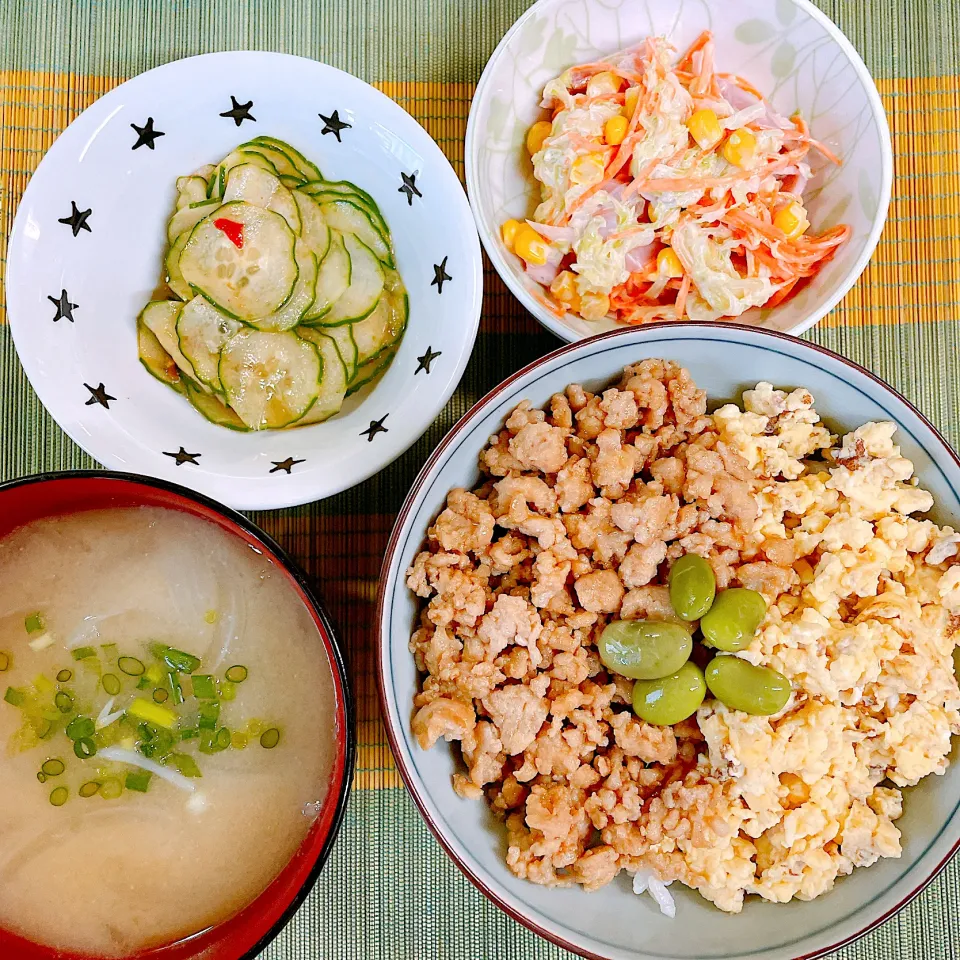 鶏そぼろ丼♡コールスロー♡やみつききゅうり♡お味噌汁♡|まゆかさん