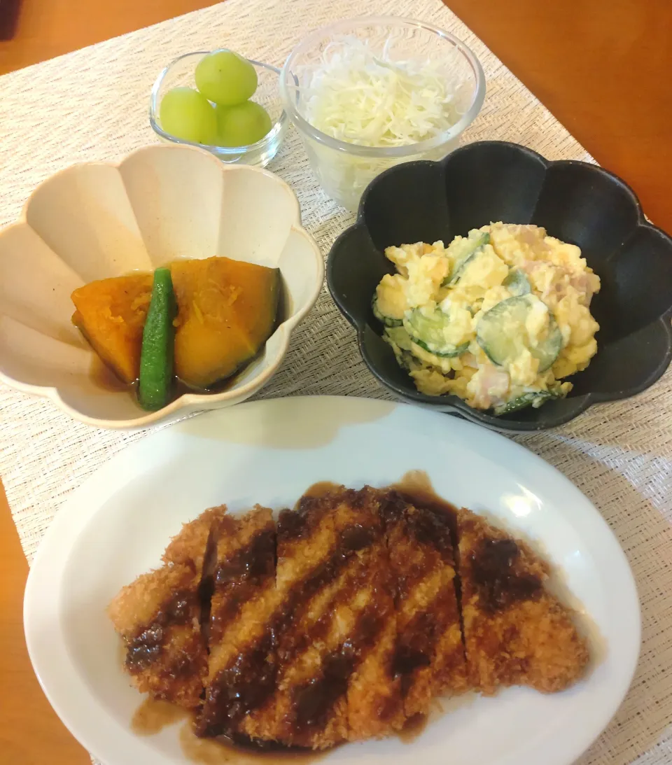 ☆トンカツ　☆かぼちゃ煮　☆ポテトサラダ　☆千切りキャベツ　☆シャインマスカット|chikakoさん