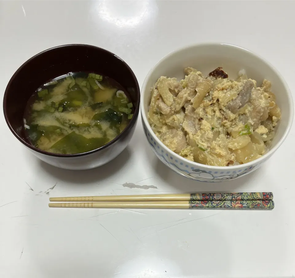 Snapdishの料理写真:晩御飯☆親子丼☆みそ汁（ワカメミックス）|Saharaさん