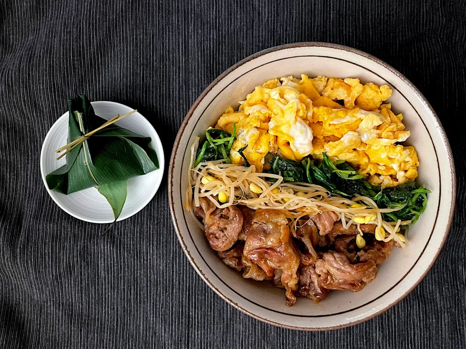 三食丼のお夕飯。デザートは麩饅頭✨金曜日、おつかれさまでした✨👌|みーぬさん