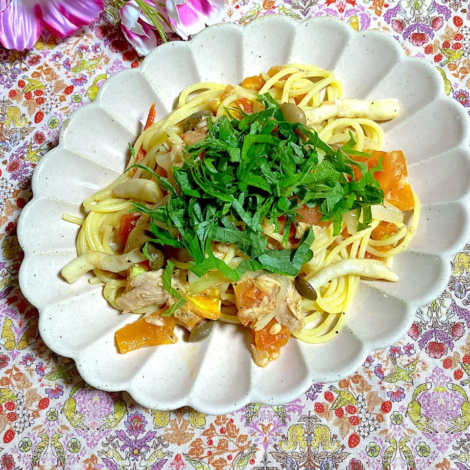 Snapdishの料理写真:ツナとトマトの和風パスタ🍅|ringonamaさん