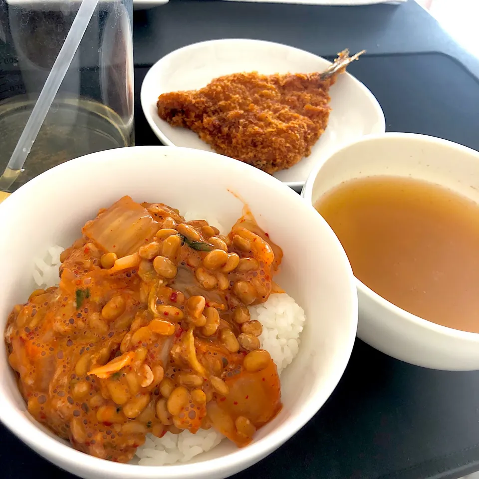 10:29 納豆キムチごはんとアジフライと具なしお味噌汁🐟|へれ子さん