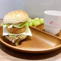 Snapdishの料理写真:手作りバンズでコロッケバーガー|civettaさん