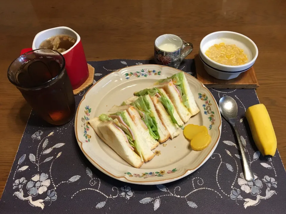 Snapdishの料理写真:ホットサンドイッチ、バターコーン、沢庵、ワカメ＆揚げ玉ねぎ入りタマネギスープ、烏龍茶、バナナ、牛乳ゼリー(昼飯)|enarinさん