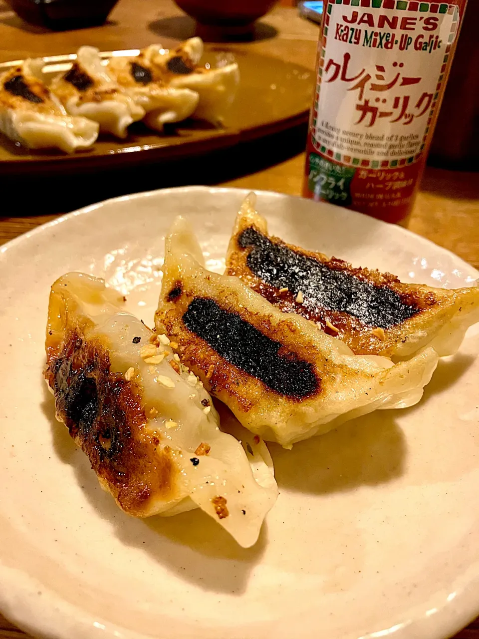 Snapdishの料理写真:餃子にクレイジーガーリック🧄🥟🧂|sato*さん