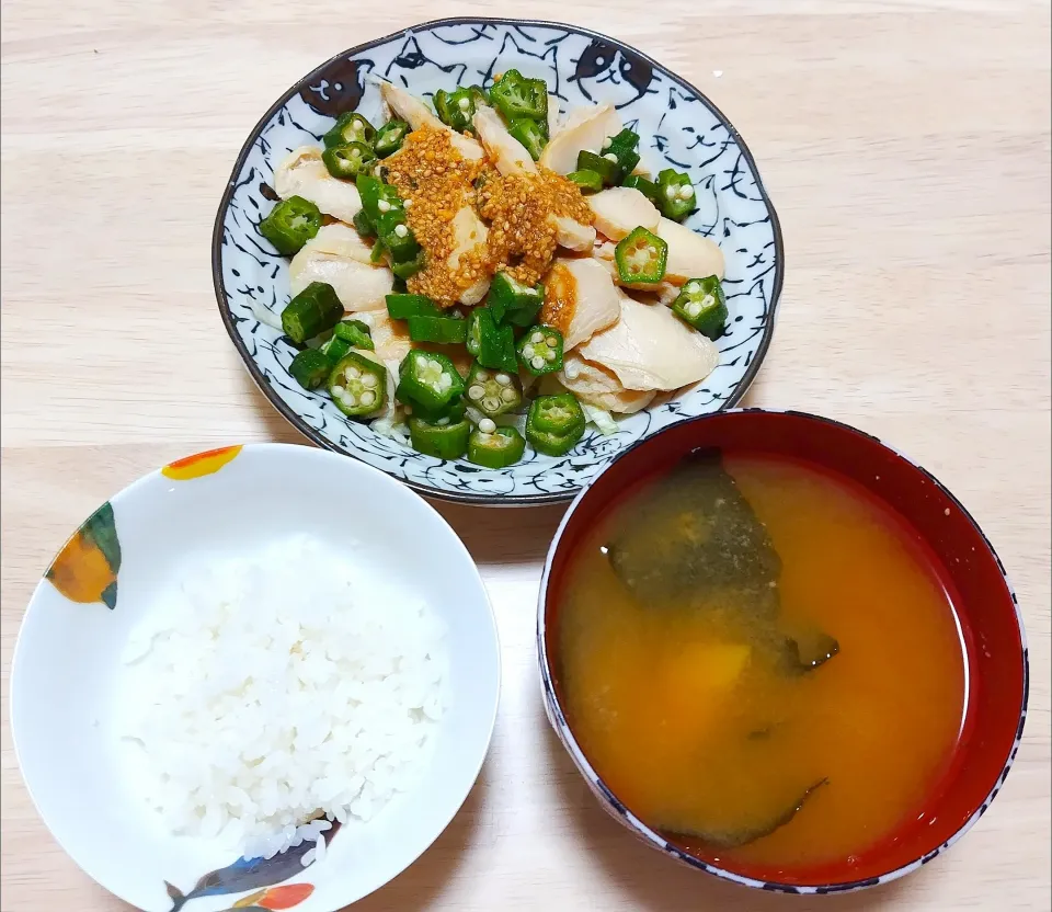 2024 0913　しっとり蒸し鶏のごまだれサラダ　さつまいもとわかめのお味噌汁|いもこ。さん