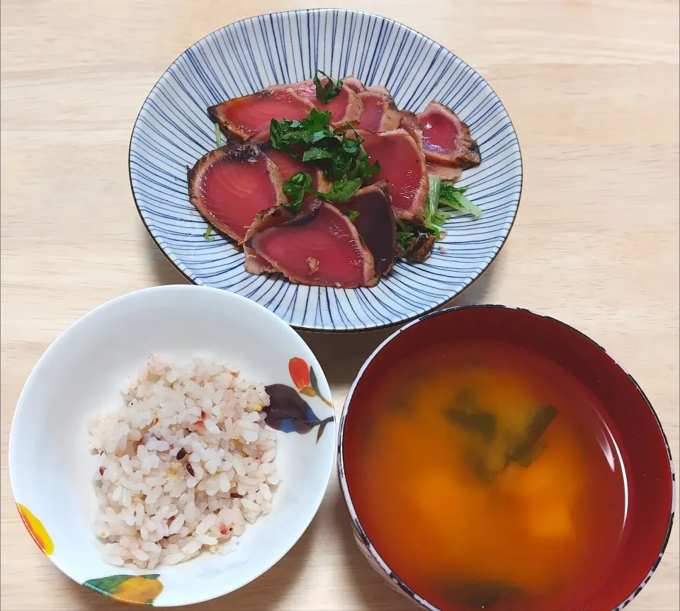 2024 0912　カツオのたたき　豆腐とわかめのお味噌汁|いもこ。さん