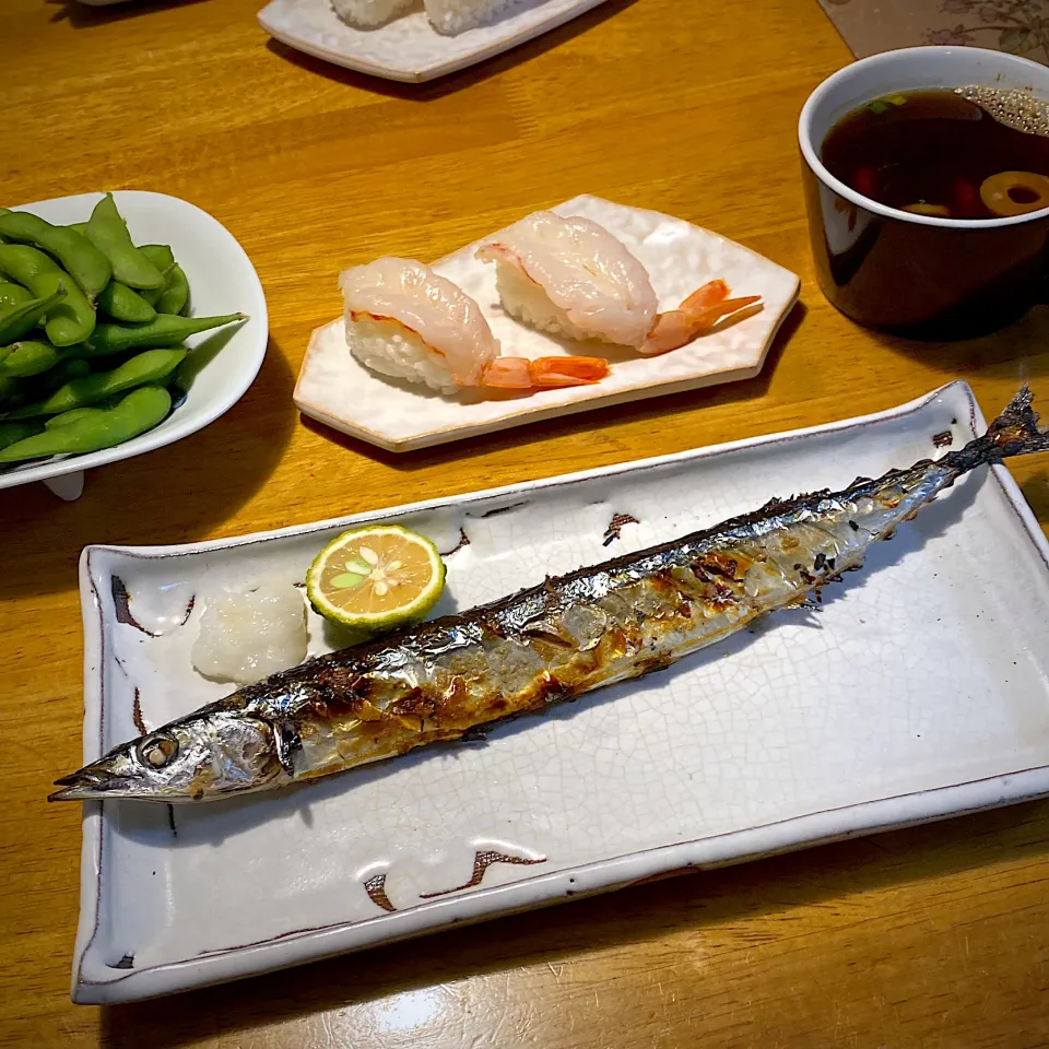 Snapdishの料理写真:秋刀魚の塩焼きと、海老の握り寿司と、赤出汁と、枝豆|もえさん