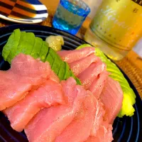 Snapdishの料理写真:釣りキハダマグロとアボカドの刺身😋🍶💕✨|アイさん