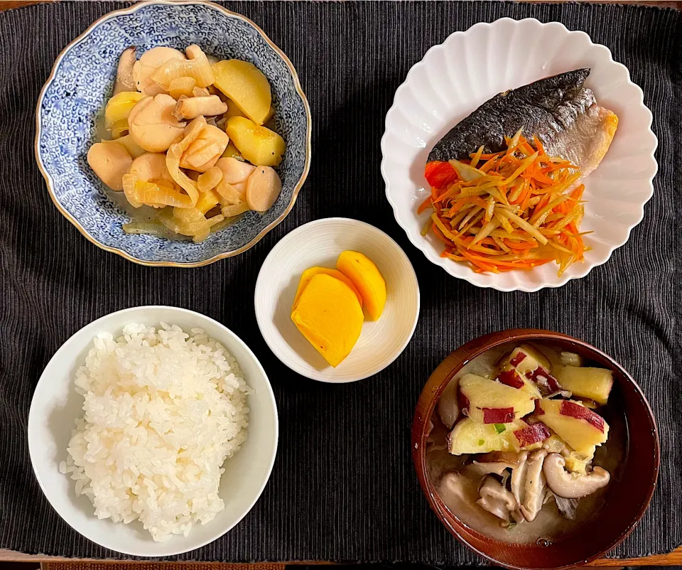 Snapdishの料理写真:鮭の塩焼きメインのお夕飯🌛さっぱり味のおかずが一品欲しかった…|みーぬさん