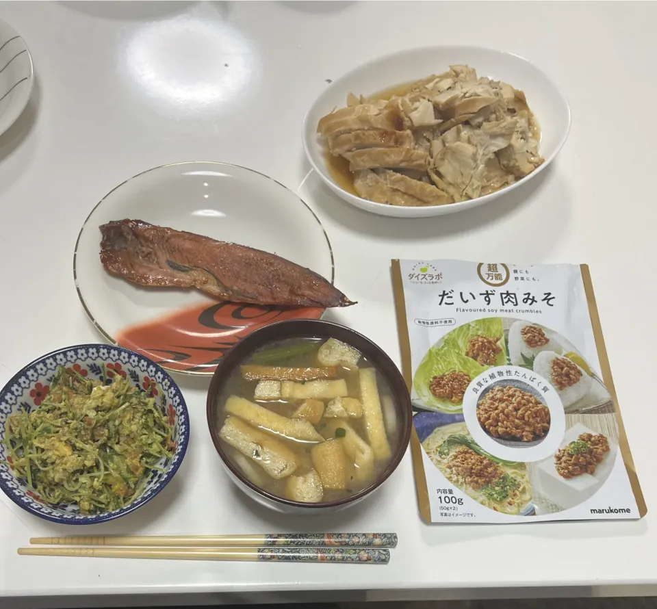 晩御飯☆鶏むねチャーシュー☆ほっけみりん☆豆苗炒め☆みそ汁（大根・玉葱・小松菜・揚げ）|Saharaさん