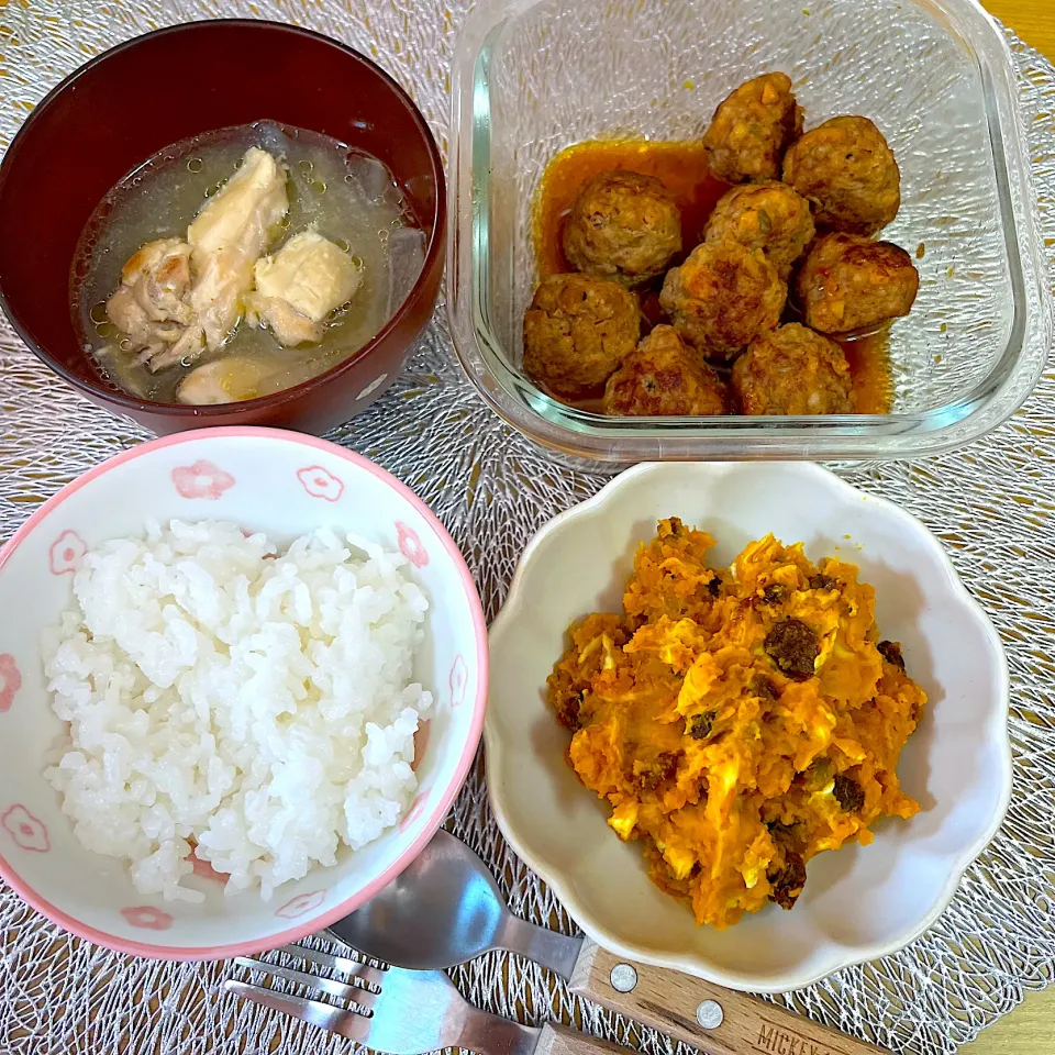 Snapdishの料理写真:運動会の日の朝ご飯🥢手羽元と冬瓜の味噌汁、肉ボール(玉ねぎ、しめじ、豆腐、ネギ入り)、かぼちゃとレーズンとクリームチーズのサラダ|Kahoさん