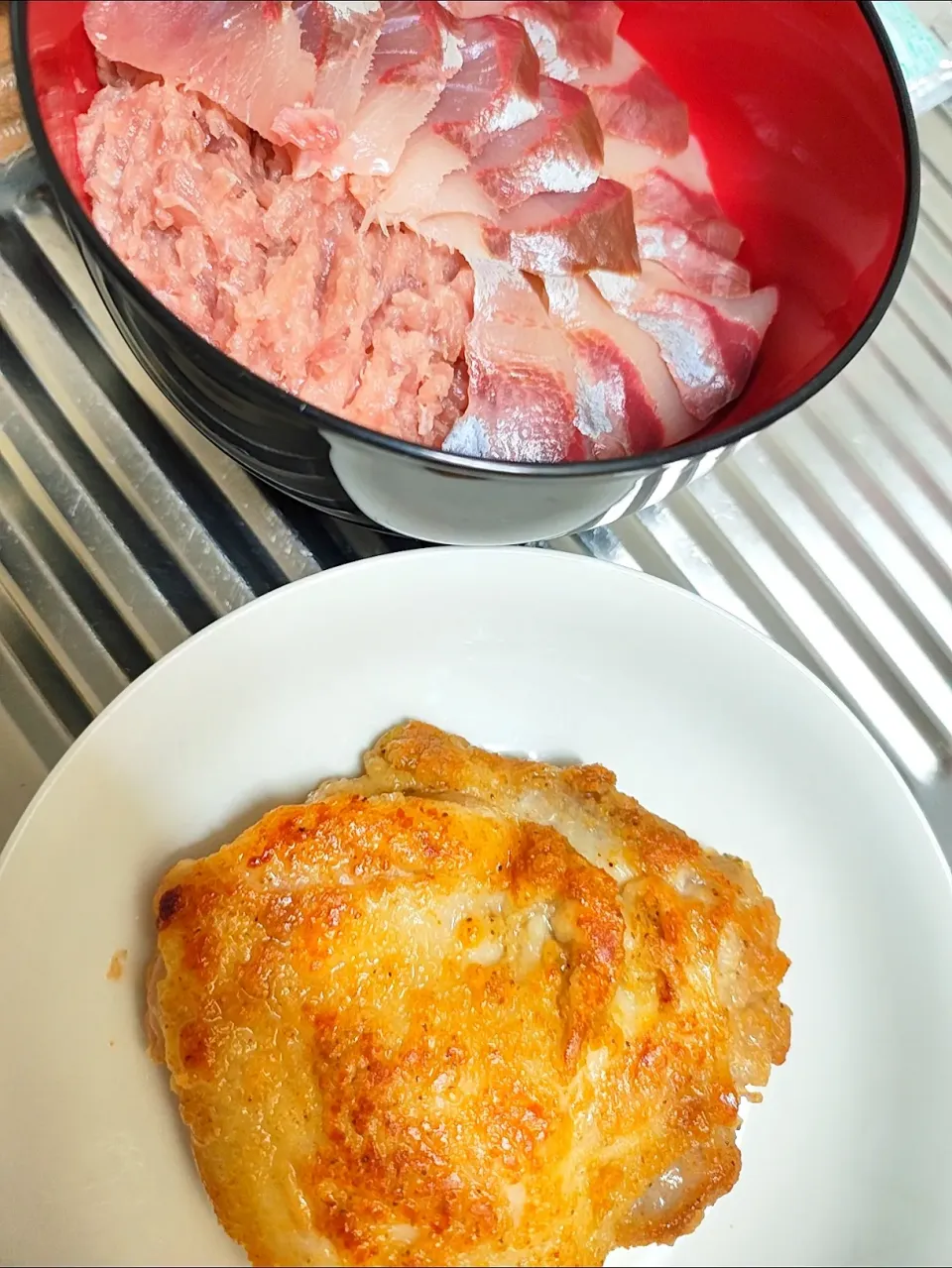 ハマチマグロ叩き丼と鶏モモソテー|時雨さん