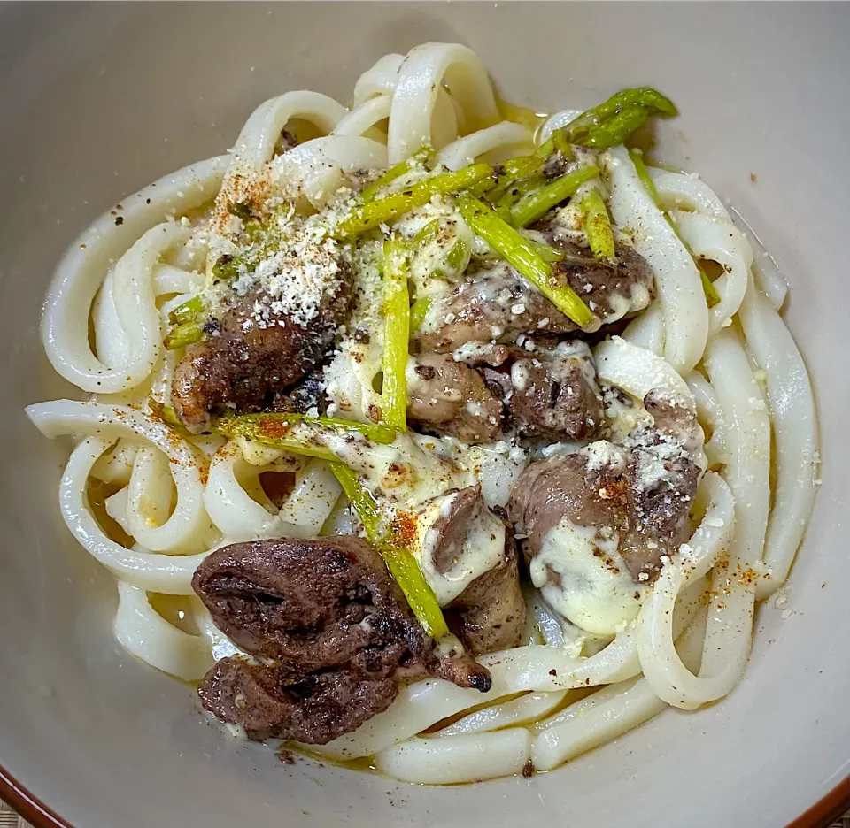 鶏ハツアスパラチーズうどん|すくらんぶるえっぐさん