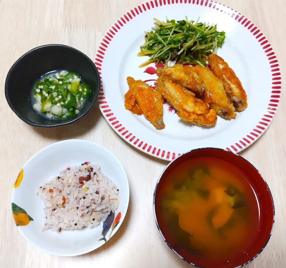 2024 0907　フライドチキン　豆苗の塩昆布ナムル　山芋とオクラのあおさ和え　豆腐とわかめのお味噌汁|いもこ。さん