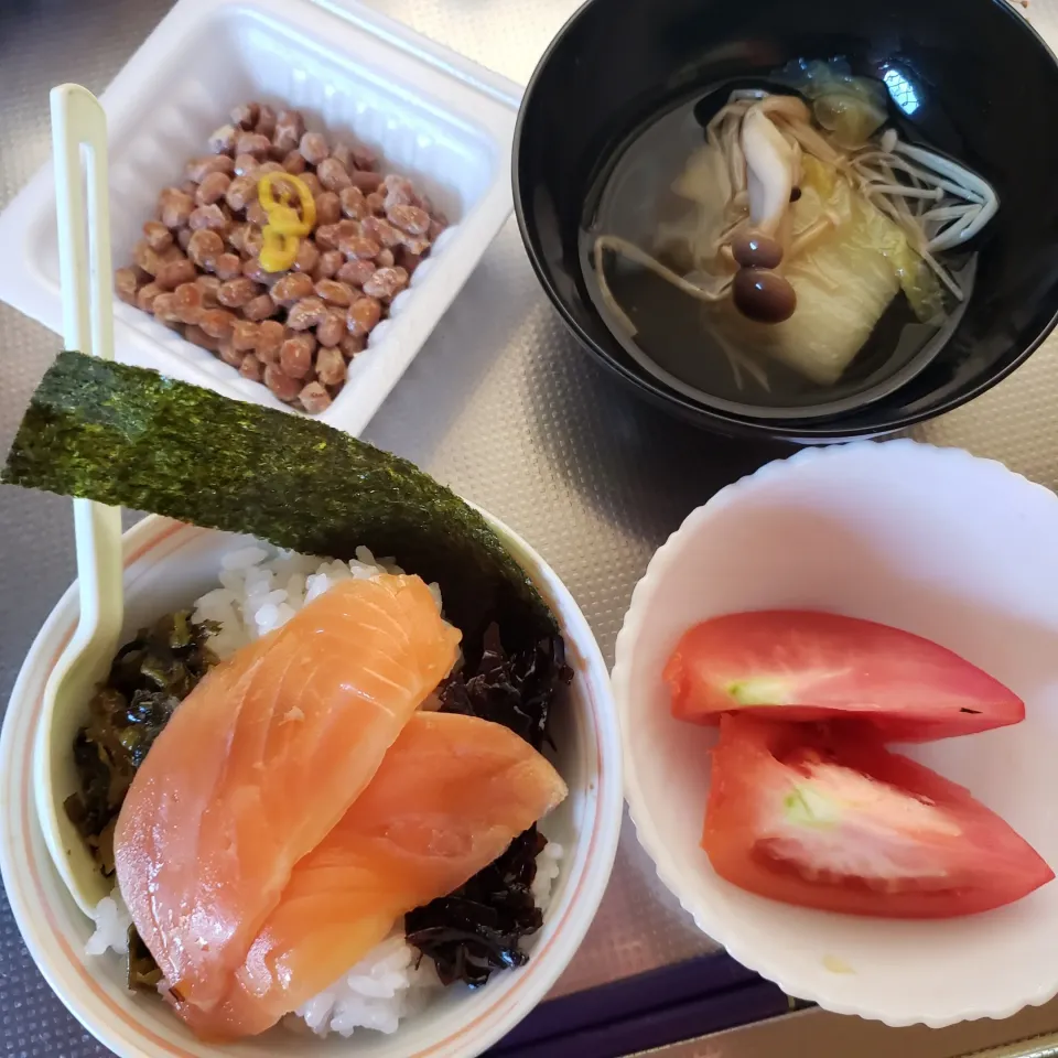 キッチンで立ち食い朝ごはん|もりぞうさん