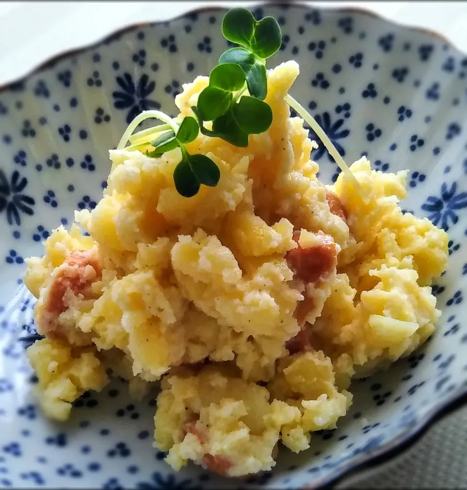 Snapdishの料理写真:🌭ウィンナーポテサラ🥔(*´ڡ`●)ｶﾝﾊﾟｰｲ🍻|のもさん(๑´ڡ`๑)さん