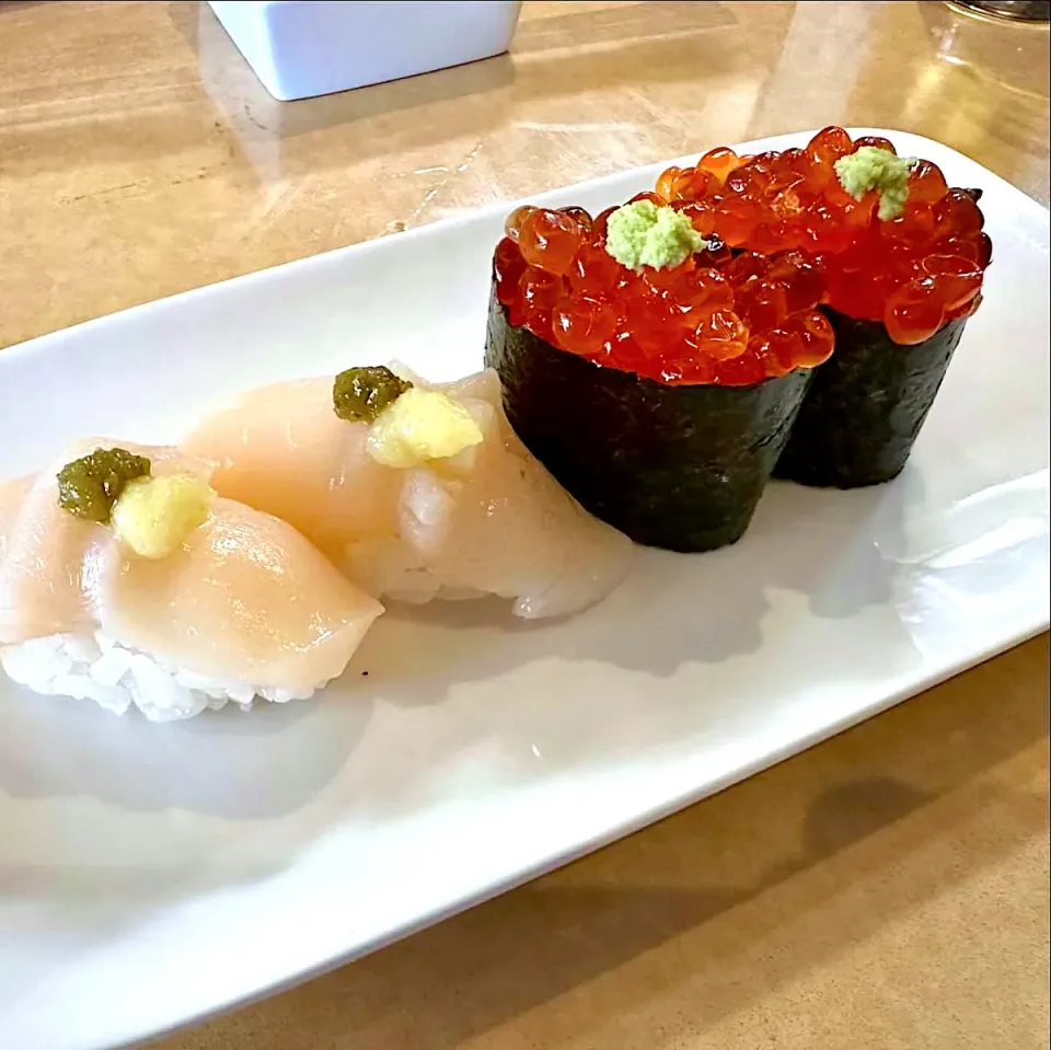 Scallop Nigiri and Ikura Gunkan|gonbenさん