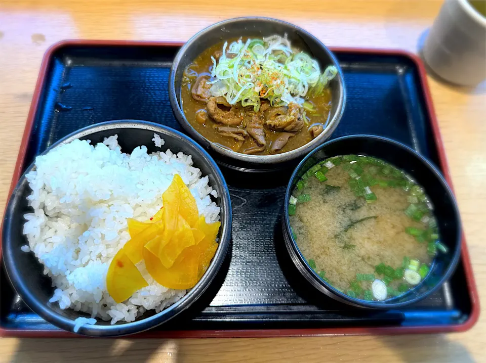 Snapdishの料理写真:もつ煮定食カレー味@谷川岳PA下りフードコート|morimi32さん