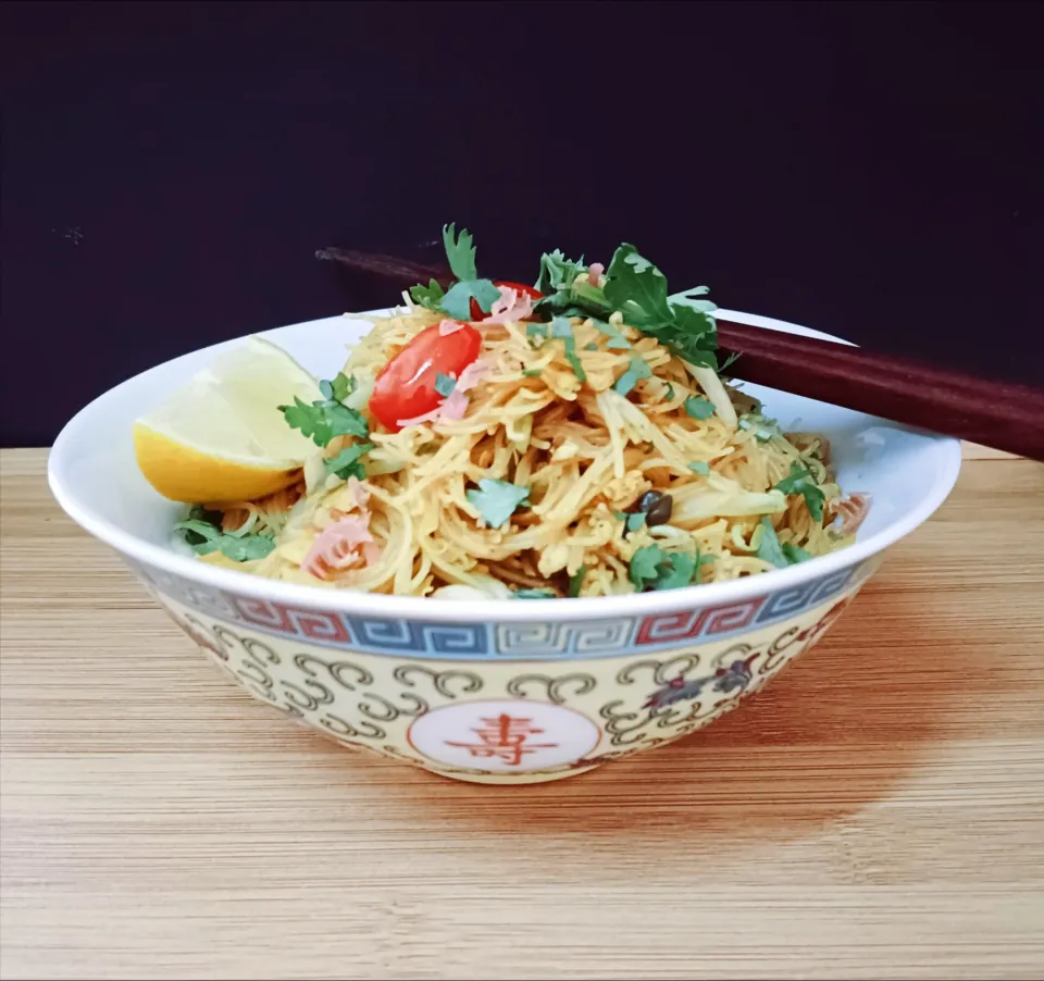 Snapdishの料理写真:Fried rice noodles.|Priyamayaさん