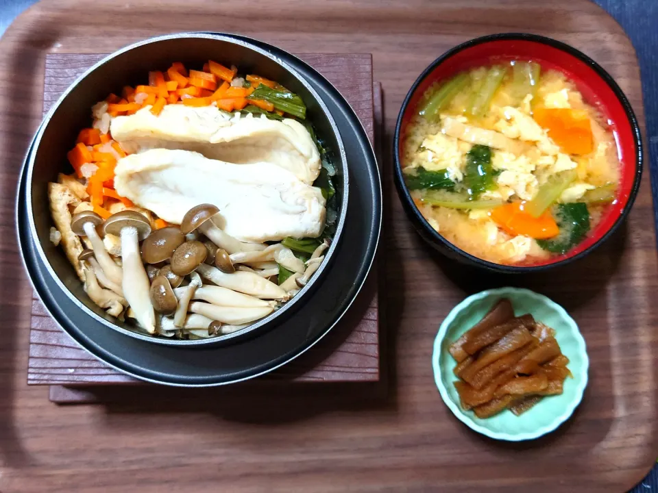 今日の昼ごはん（ふぐ五目釜めしに小松菜と卵のみそ汁、割干大根漬）
※ふぐは昨日釣り上げたコモンフグを使用。|Mars＠釜飯作り研究中さん